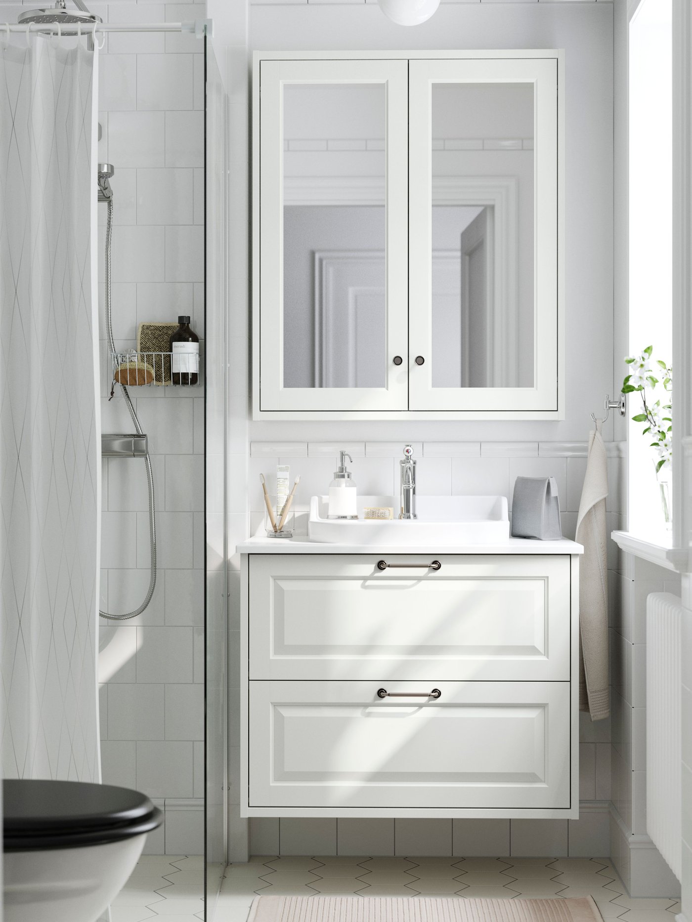 A white TÄNNFORSEN mirror cabinet with doors