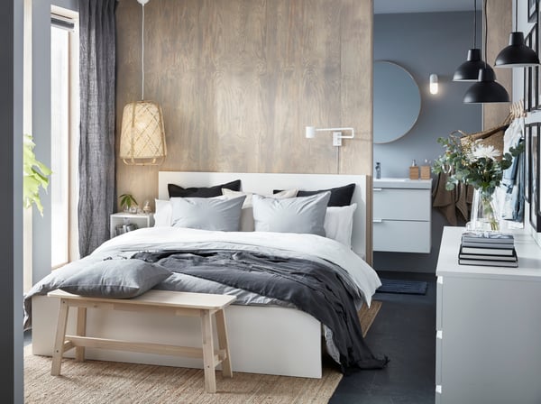 A white ÄNGSLILJA duvet cover and 2 pillowcases in the bedroom