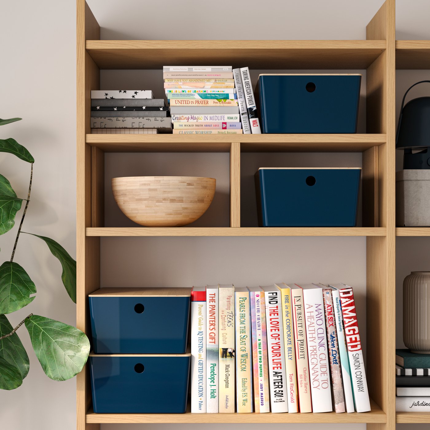 A black-blue/bamboo KUGGIS box with lid in the living room