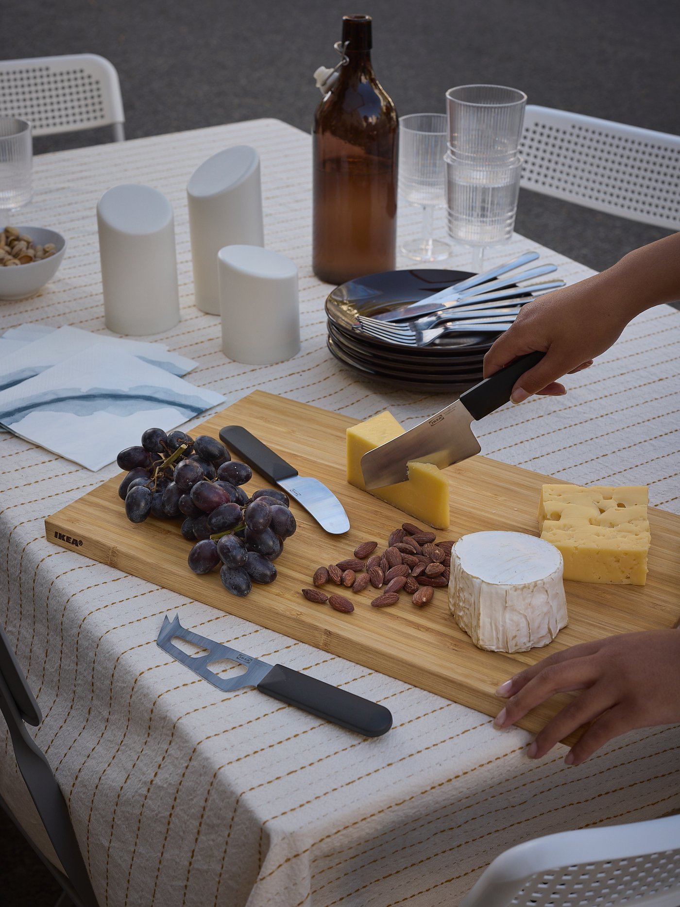 A patterned grey-blue/white SOMMARFLOX paper napkin