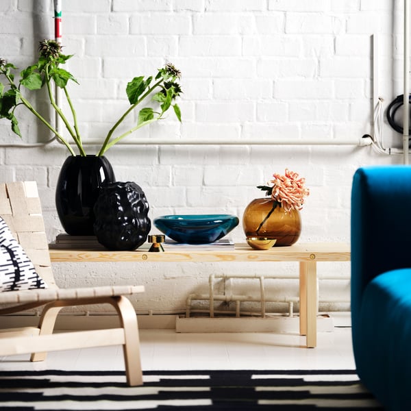 Ein dunkel türkisfarbenes Alhamn STOCKHOLM 2025 2-Sitzer-Sofa im Wohnzimmer