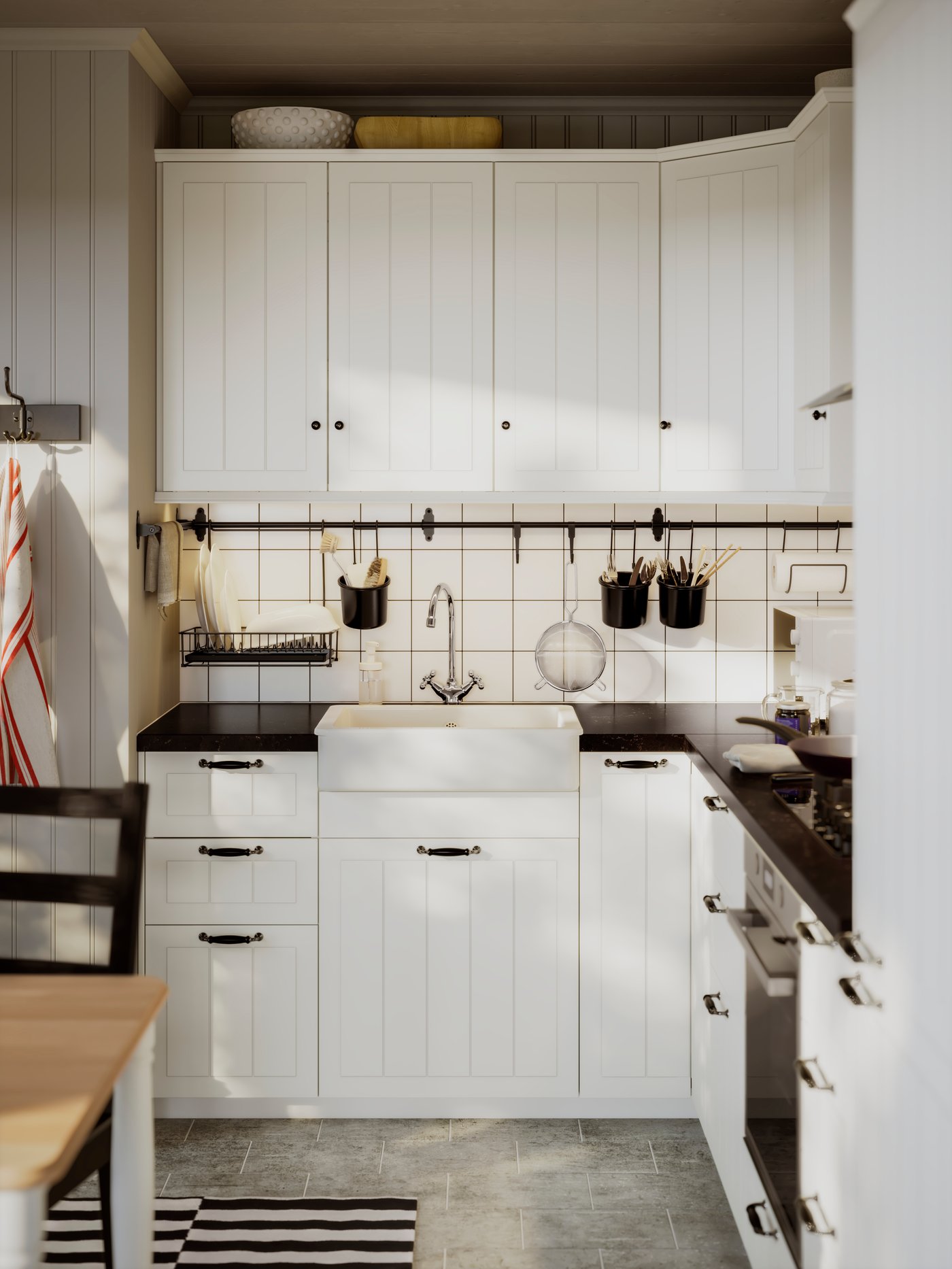 Una pared de una habitación con un espejo rectangular de pared y una silla IKEA. Al costado del espejo hay una cortina de tela, todo en tonos beiges.