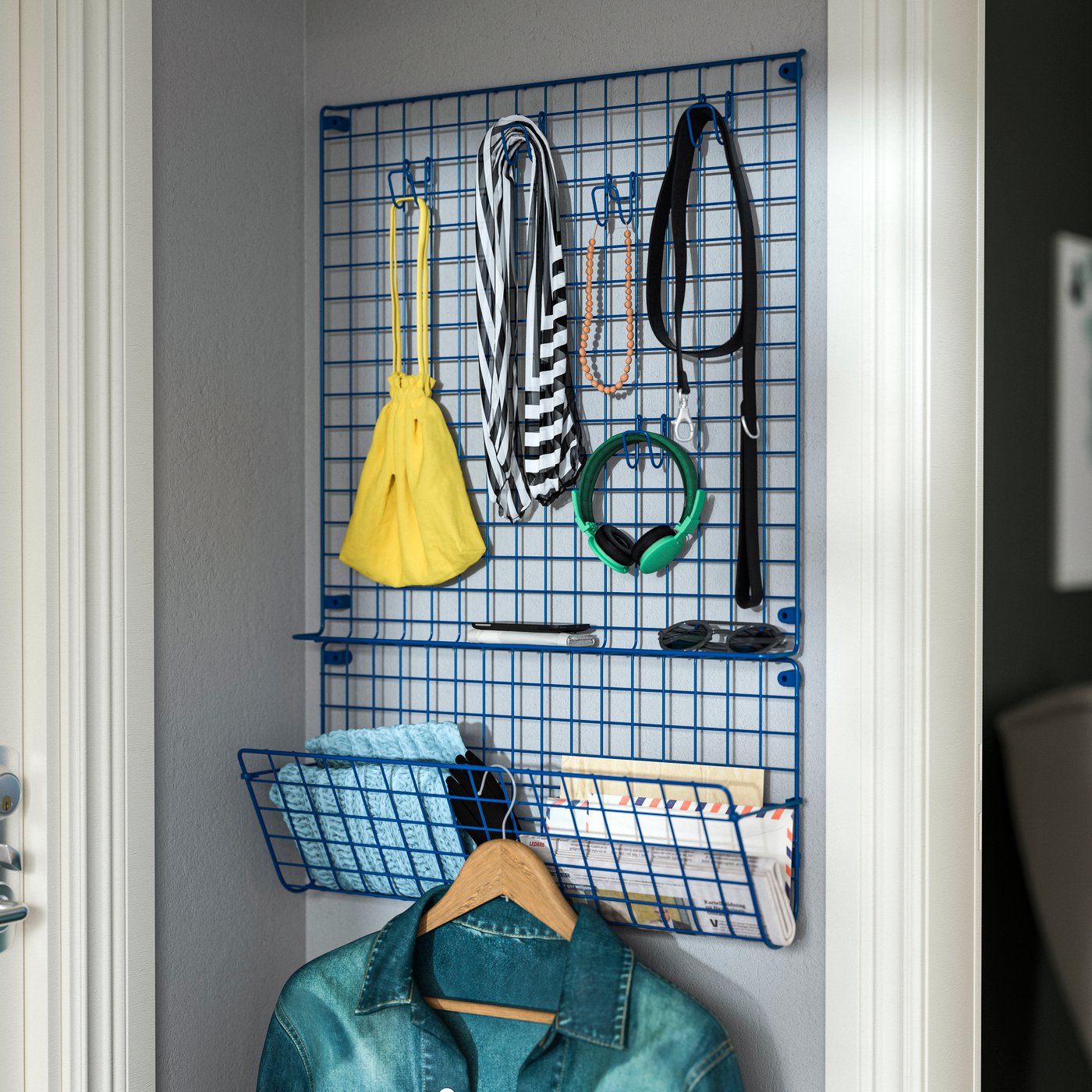 A GREJIG wall grid with rail in the hallway