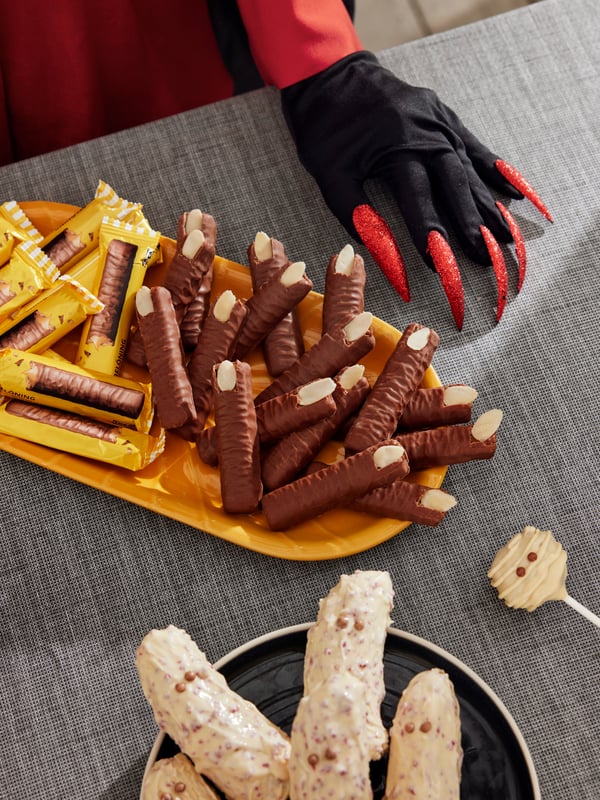 Heksefingre laget med havrekjeks med karamell Rainforest Alliance-sertifisert BELÖNING melkesjokoladebar.