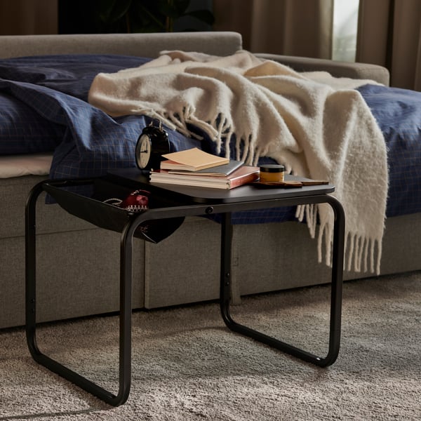 Es ist ein BÅRSLÖV 3er-Bettsofa in Beige/Grau mit einer Récamiere zu sehen. Darüber liegt eine gemütliche Decke, daneben steht ein Beistelltisch.