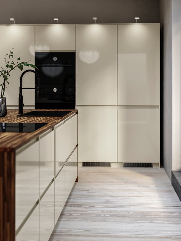 A high-gloss light beige VOXTORP door