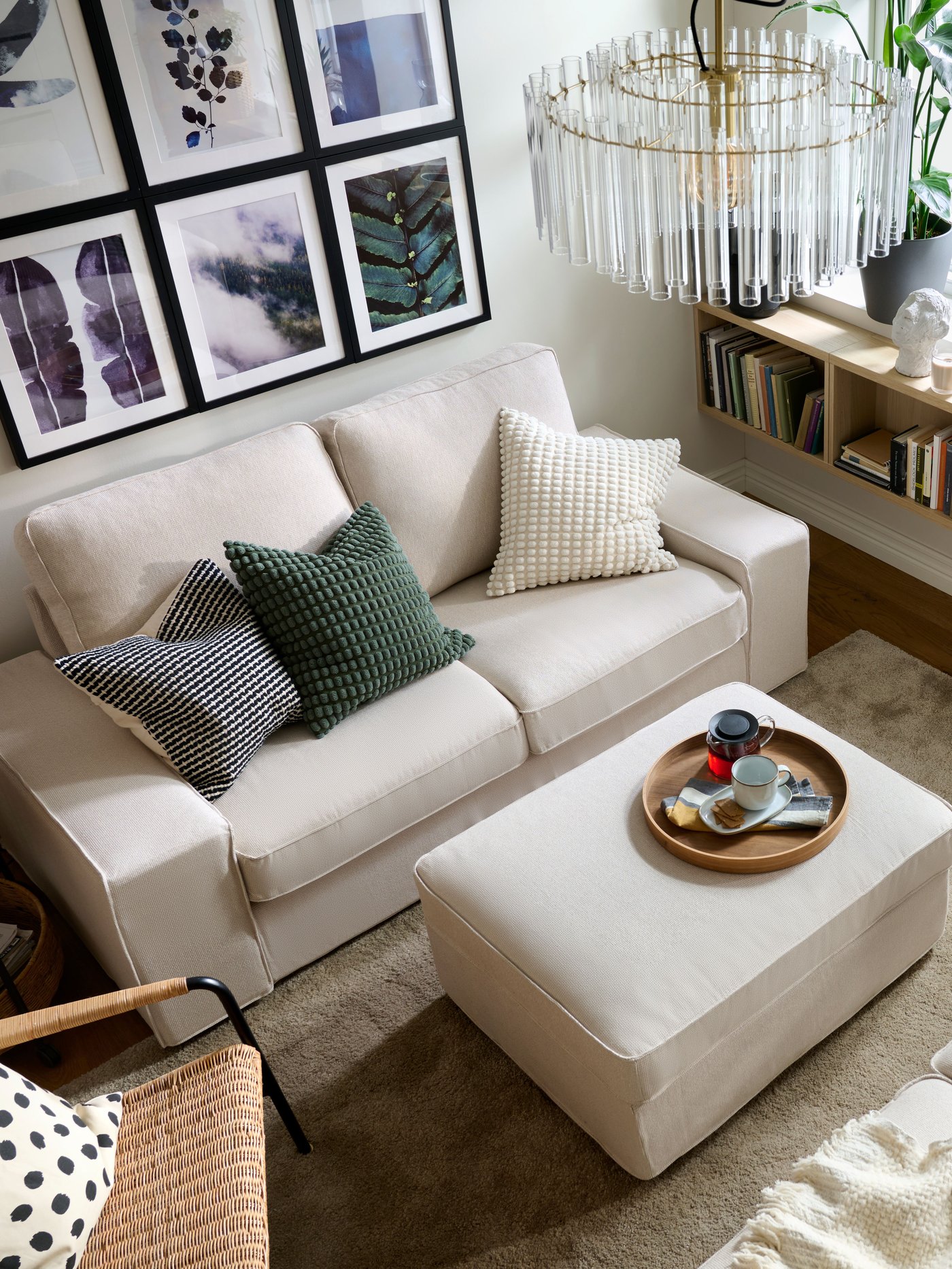 En Tresund lys beige KIVIK 2-personers sofa i hverdagsrummet