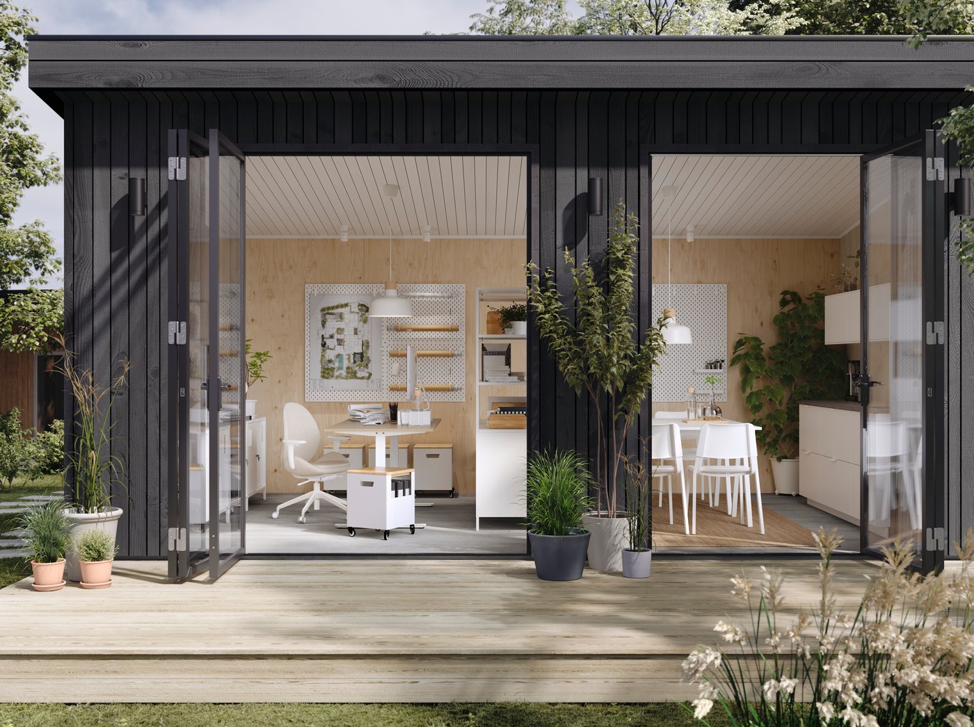 Modern och minimalistisk hemmiljö med mörk fasad och vertikal panel. Två stora glasdörrar öppnar upp mot en träaltan. Inomhus finns ett kontorsutrymme med vitt skrivbord, stol och hyllor till vänster, samt en matplats med vitt bord och stolar till höger. Växter både inne och ute ger en grön och harmonisk känsla.
