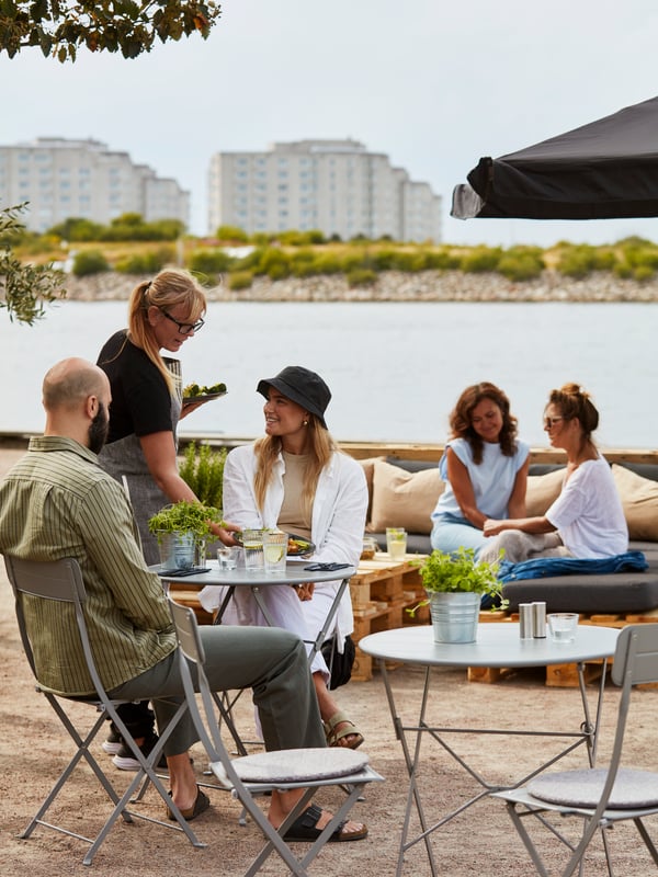 Una mesa gris SUNDSÖ para exterior