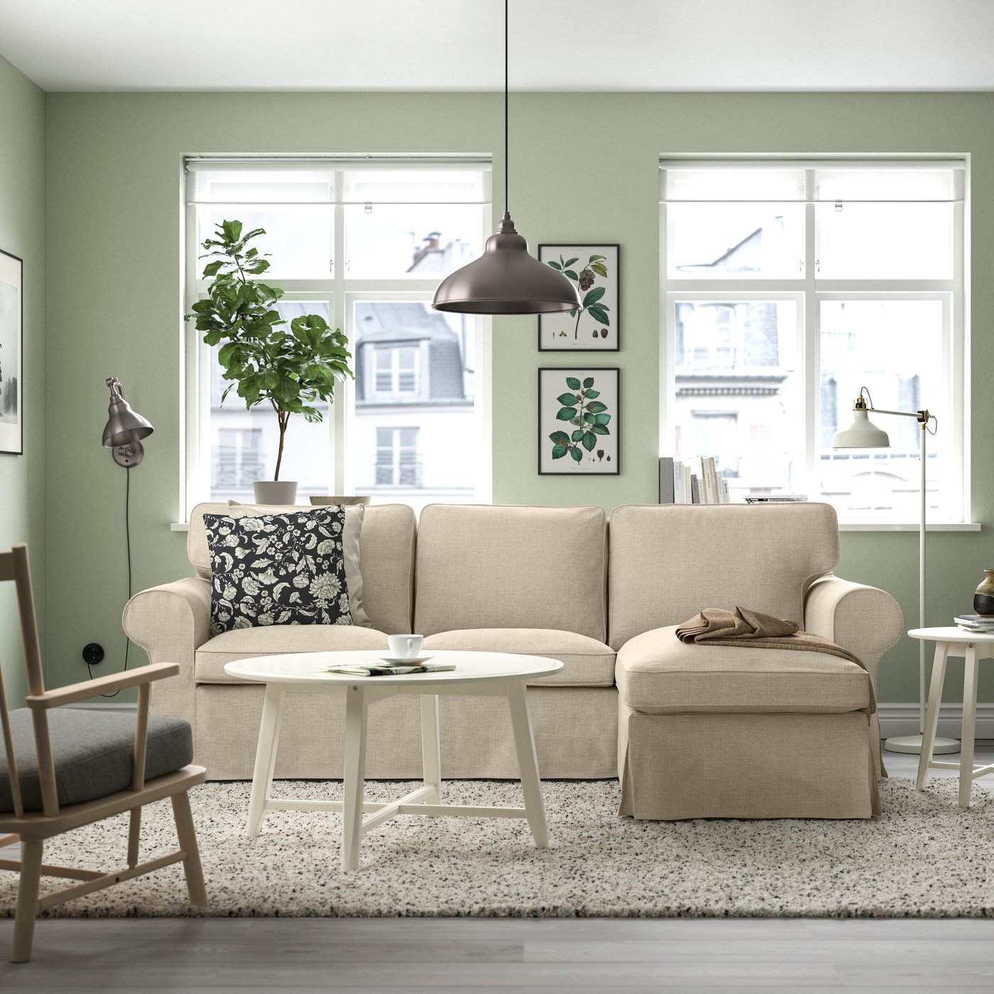 Ein hellbeiges EKTORP-Dreisitzer-Sofa mit Chaiselongue in der Farbe „Kilanda“ im Wohnzimmer