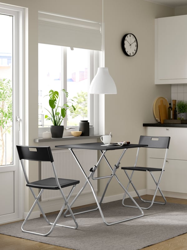 Una mesa plegable GUNDE en una cocina.