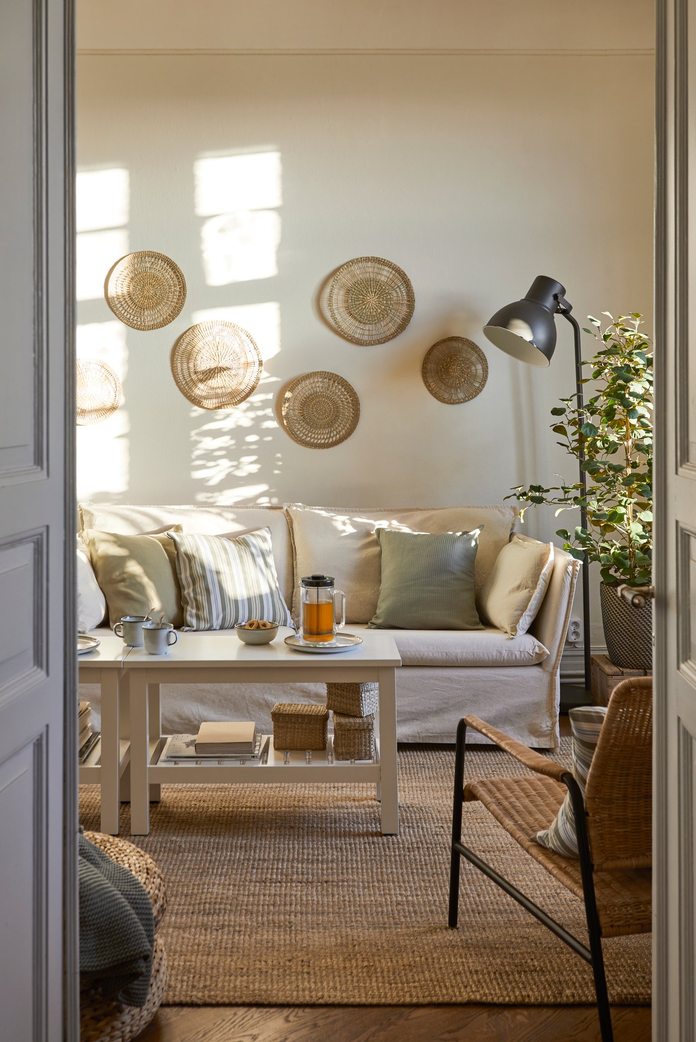 A bohemian living room with a BACKSÄLEN 3-seat sofa.
