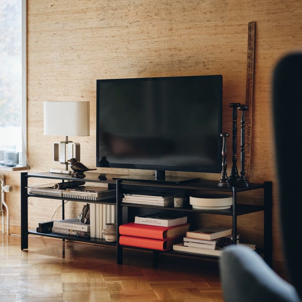 A nickel-plated/white UPPVIND table lamp in the living room