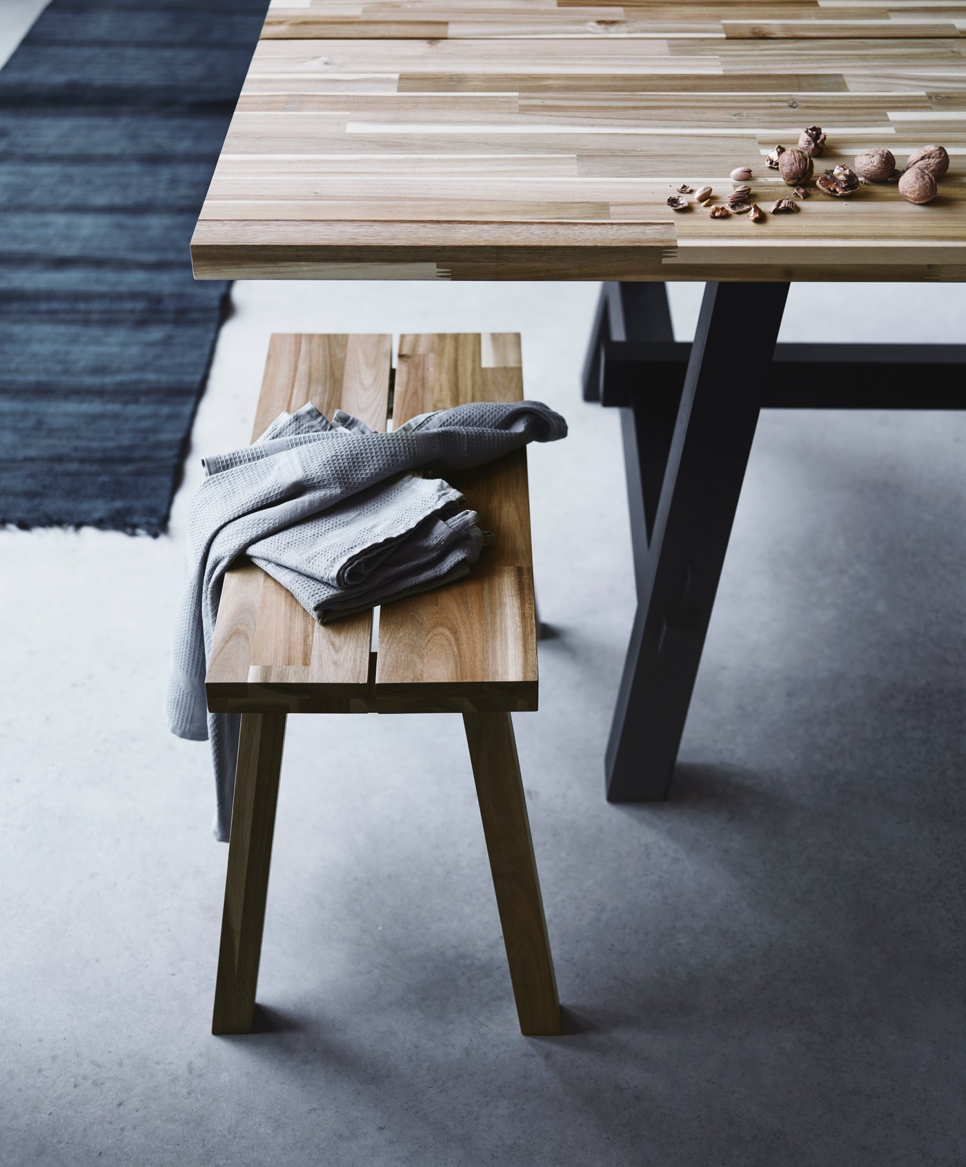 An acacia SKOGSTA bench in the dining room