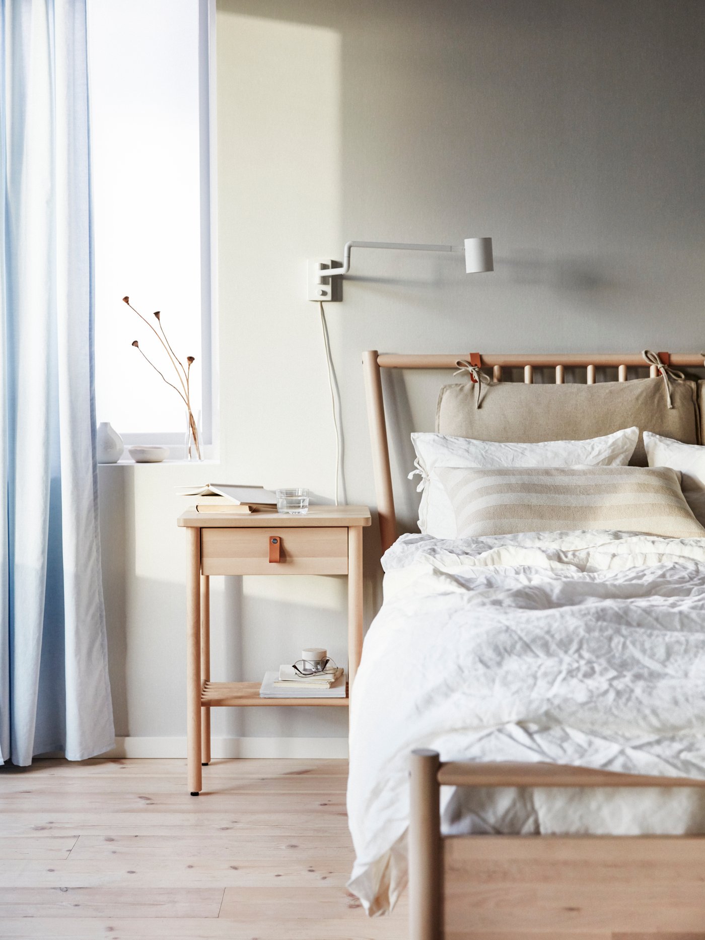 A white NATTJASMIN duvet cover and pillowcase in the bedroom