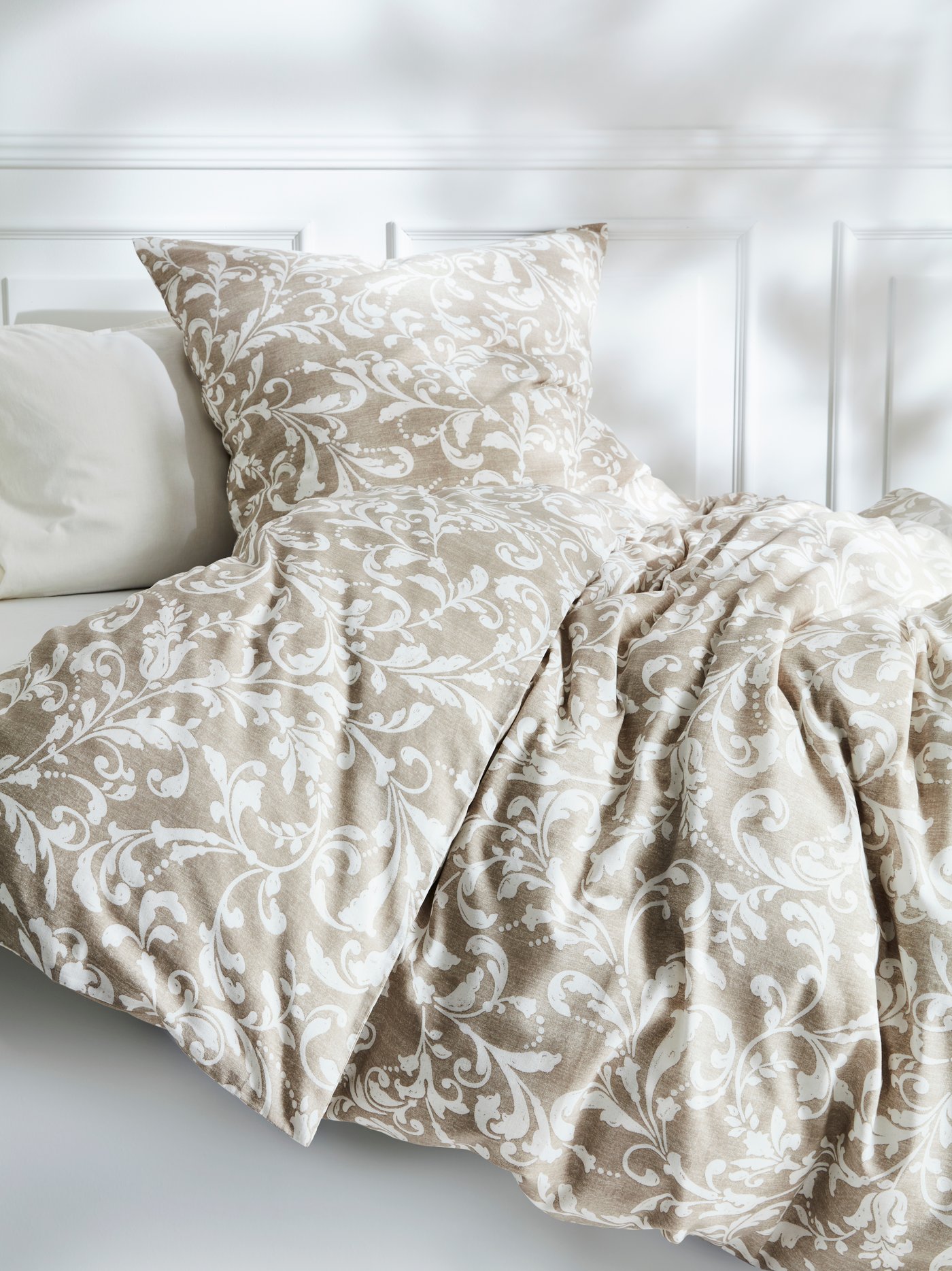 VÅRBRÄCKA Bettwäsche beige mit Muster.