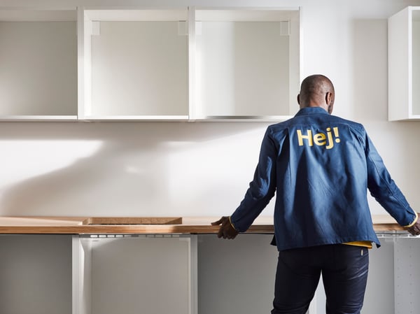Сотрудник IKEA устанавливает кухню