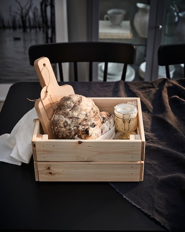 Scopri da IKEA il contenitore KNAGGLIG, in legno di pino riciclato, perfetto come cestino del pane o per presentare un regalo.