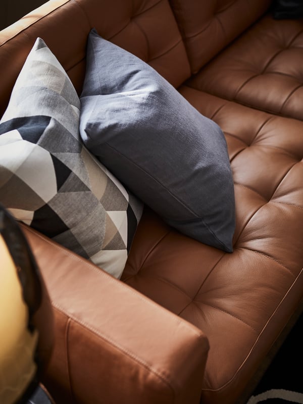 Nahaufnahme eines LANDSKRONA Sofa mit 2 Kissen.