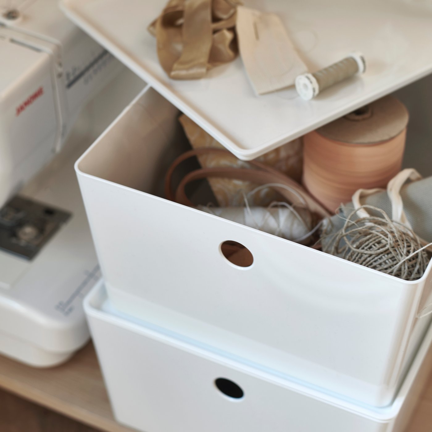 A white KUGGIS box with lid
