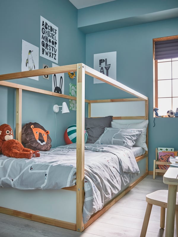 Un dormitorio infantil con una cama KURA 