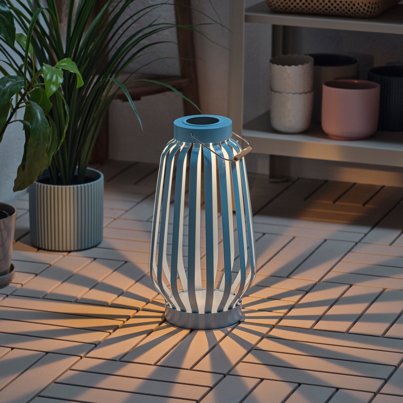 A blue/stripe SOLVINDEN LED solar-powered floor lamp