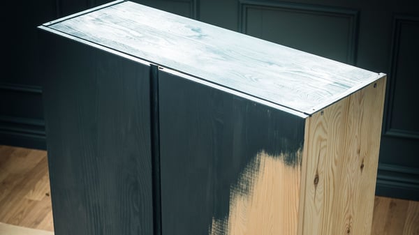 Une armoire IVAR en pin dans la salle à manger.
