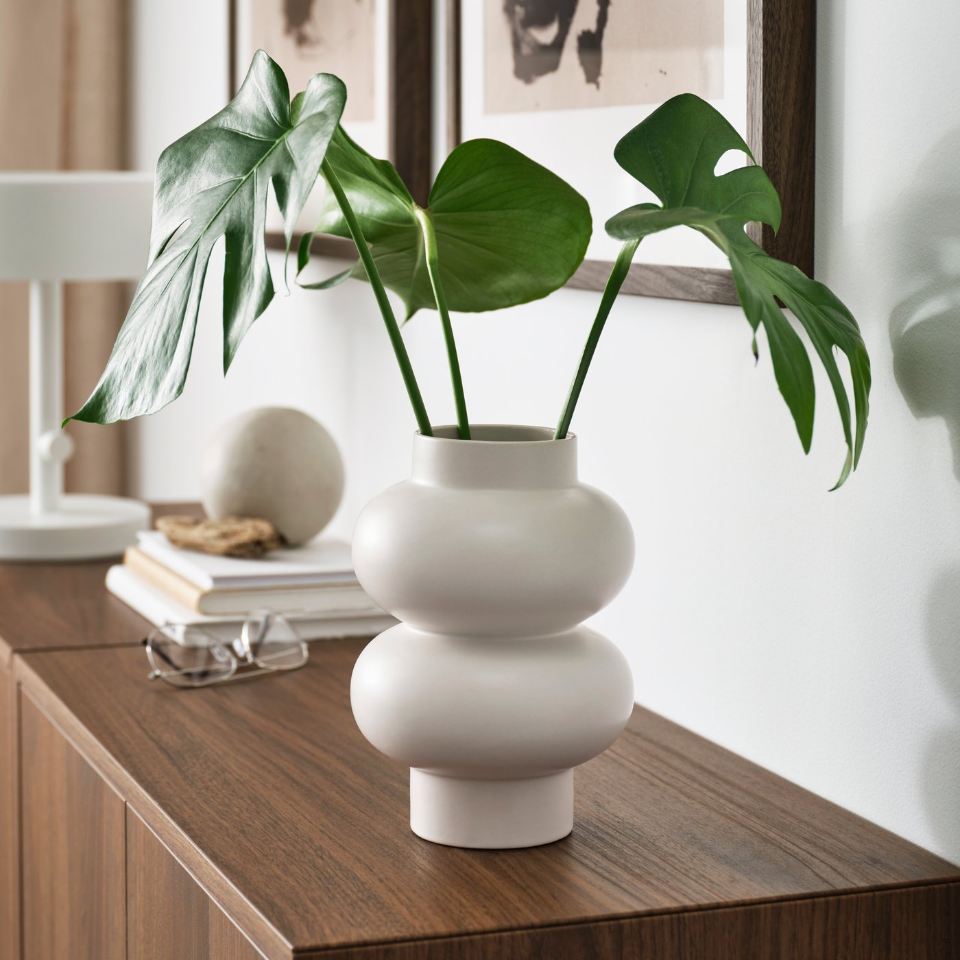 Beige PÄRLHÄGG Vase im Wohnzimmer.