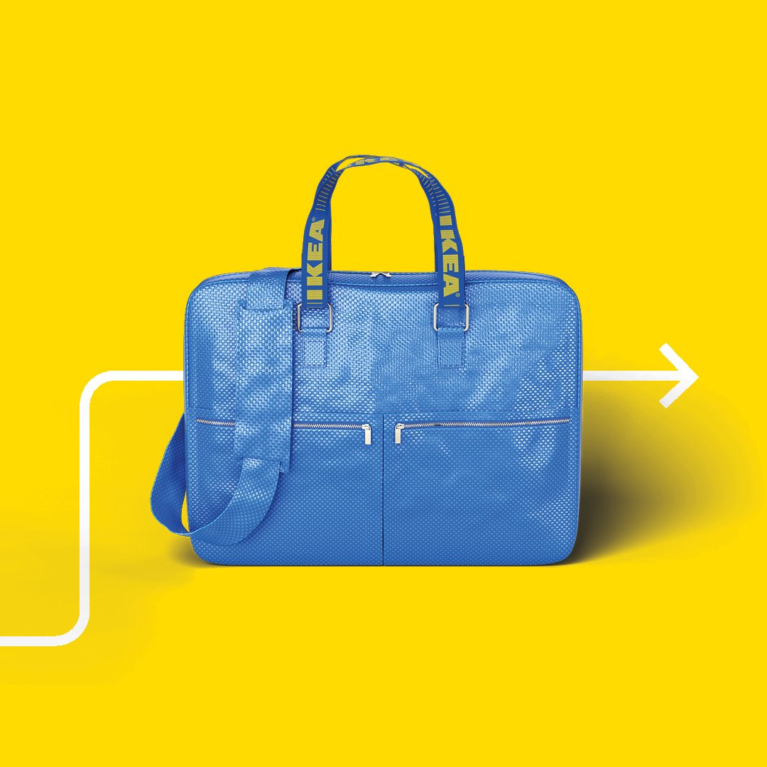 Eine blaue Businesstasche mit IKEA Schriftzug auf dem Henkel vor einem gelben Hintergrund.