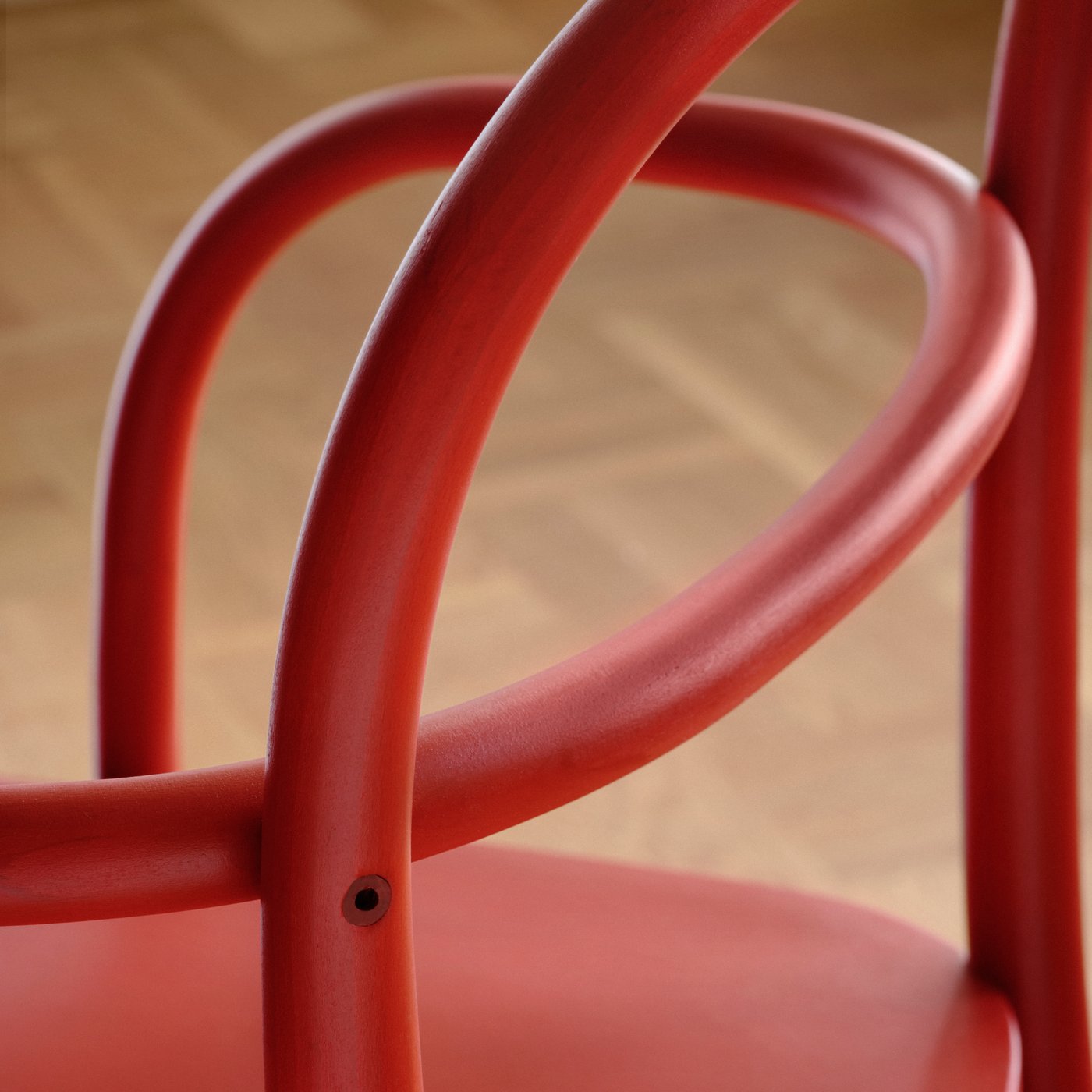 Ein roter STOCKHOLM 2025 Stuhl