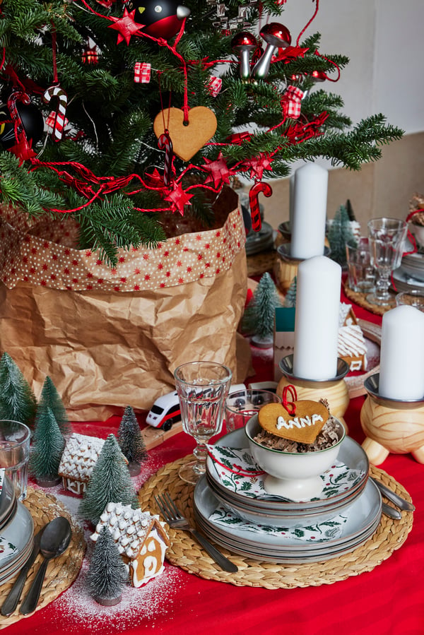 Décoration de table de Noël rustique avec des détails classiques en bois.