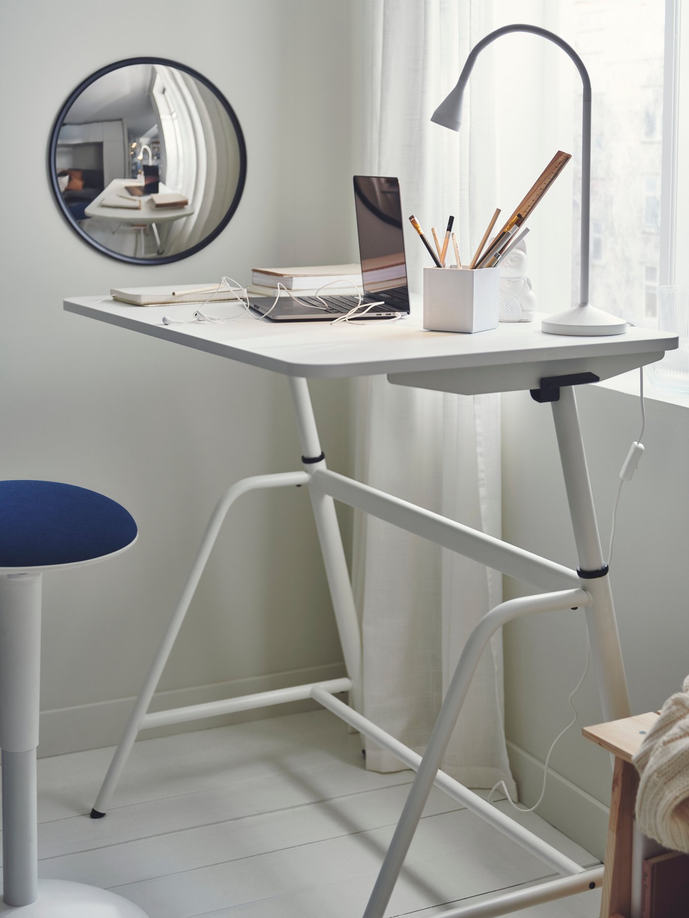 A white GLADHÖJDEN desk sit/stand