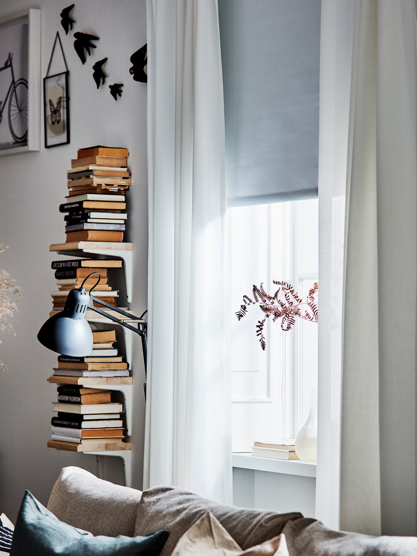A light grey TRETUR block-out roller blind in the living room