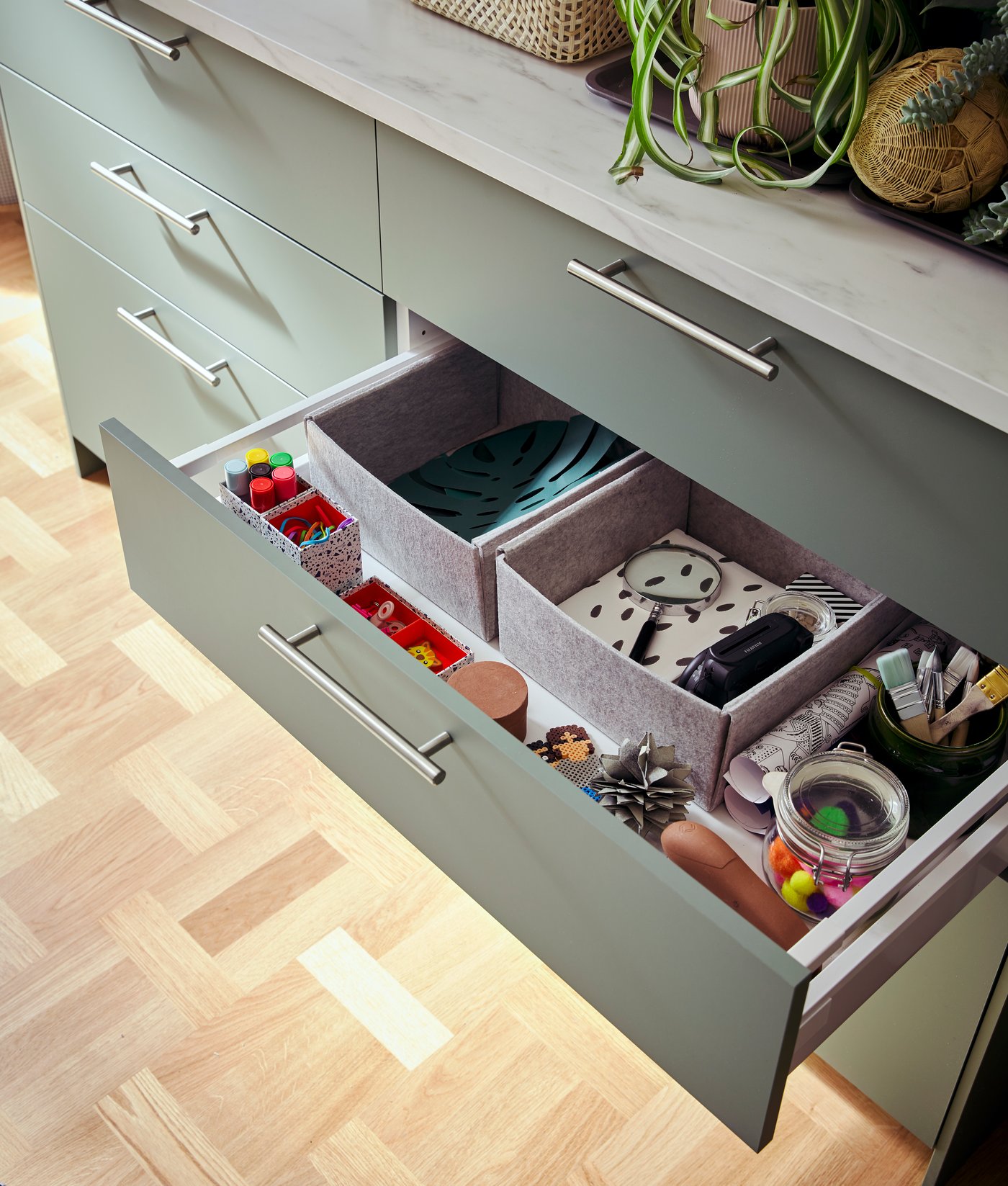 A white/Bodarp grey-green METOD base cab f hob/3 fronts/3 drawers