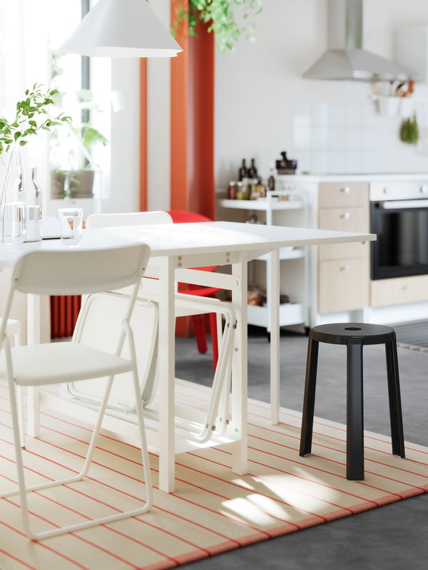 A dark grey IBBARBO stool in the dining room