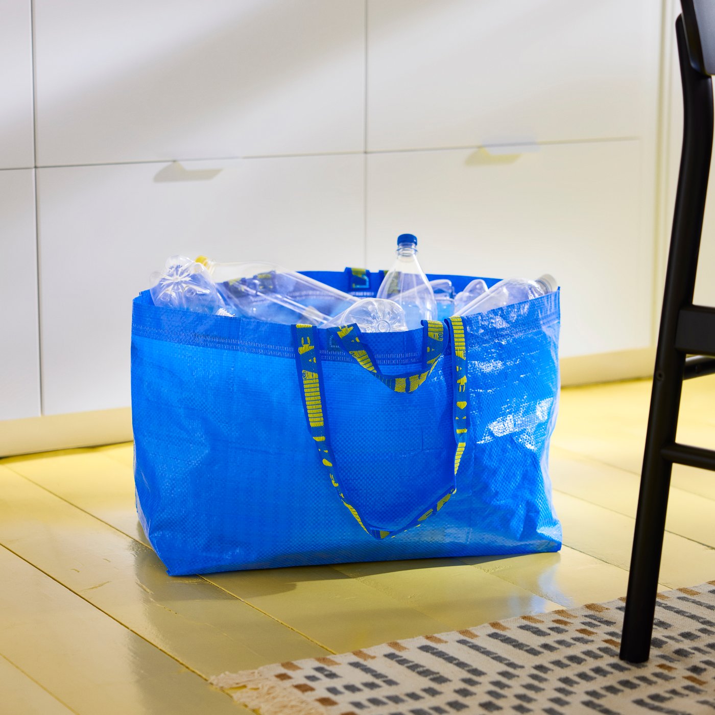 A blue FRAKTA carrier bag, large