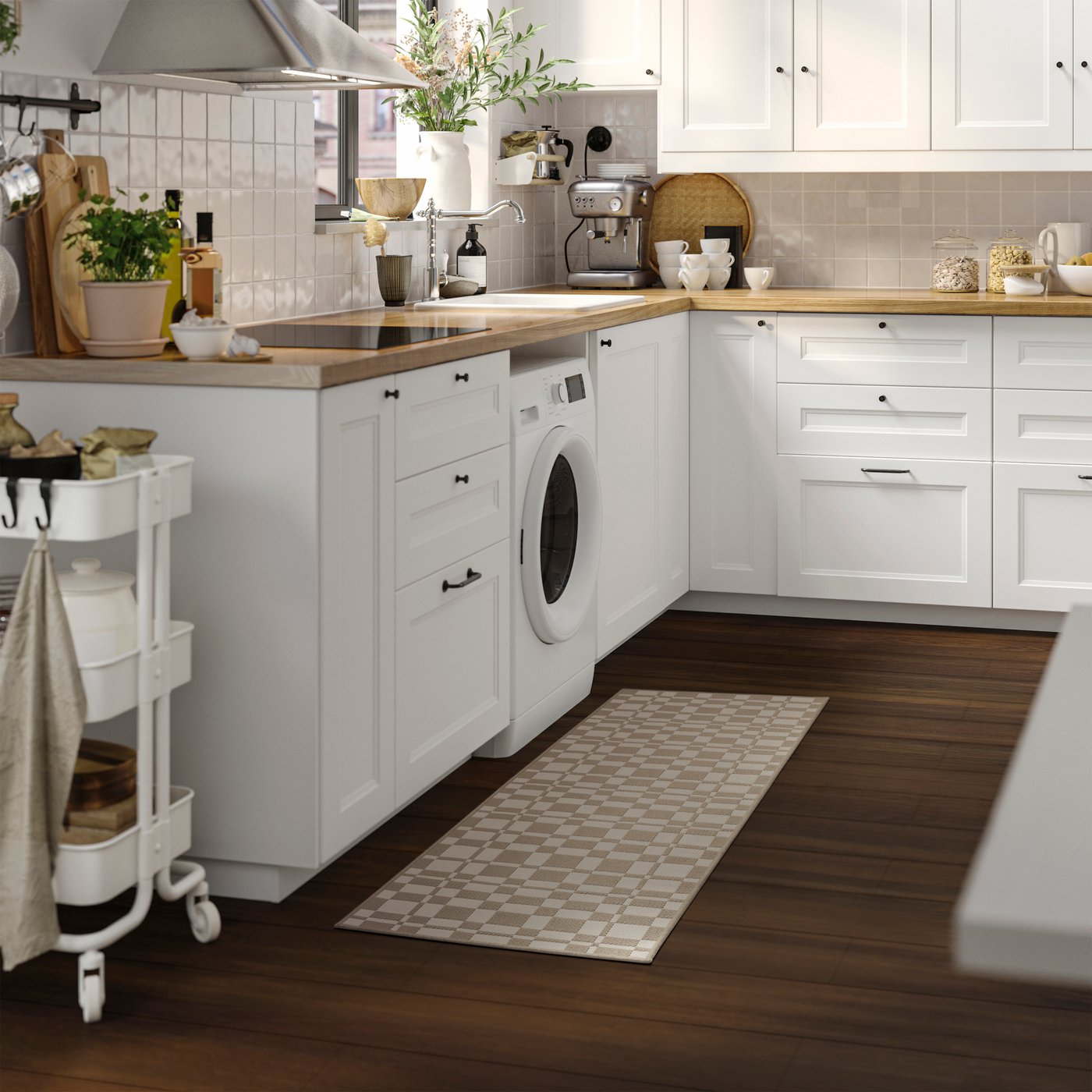 A beige/check NATTÅG kitchen mat in the kitchen