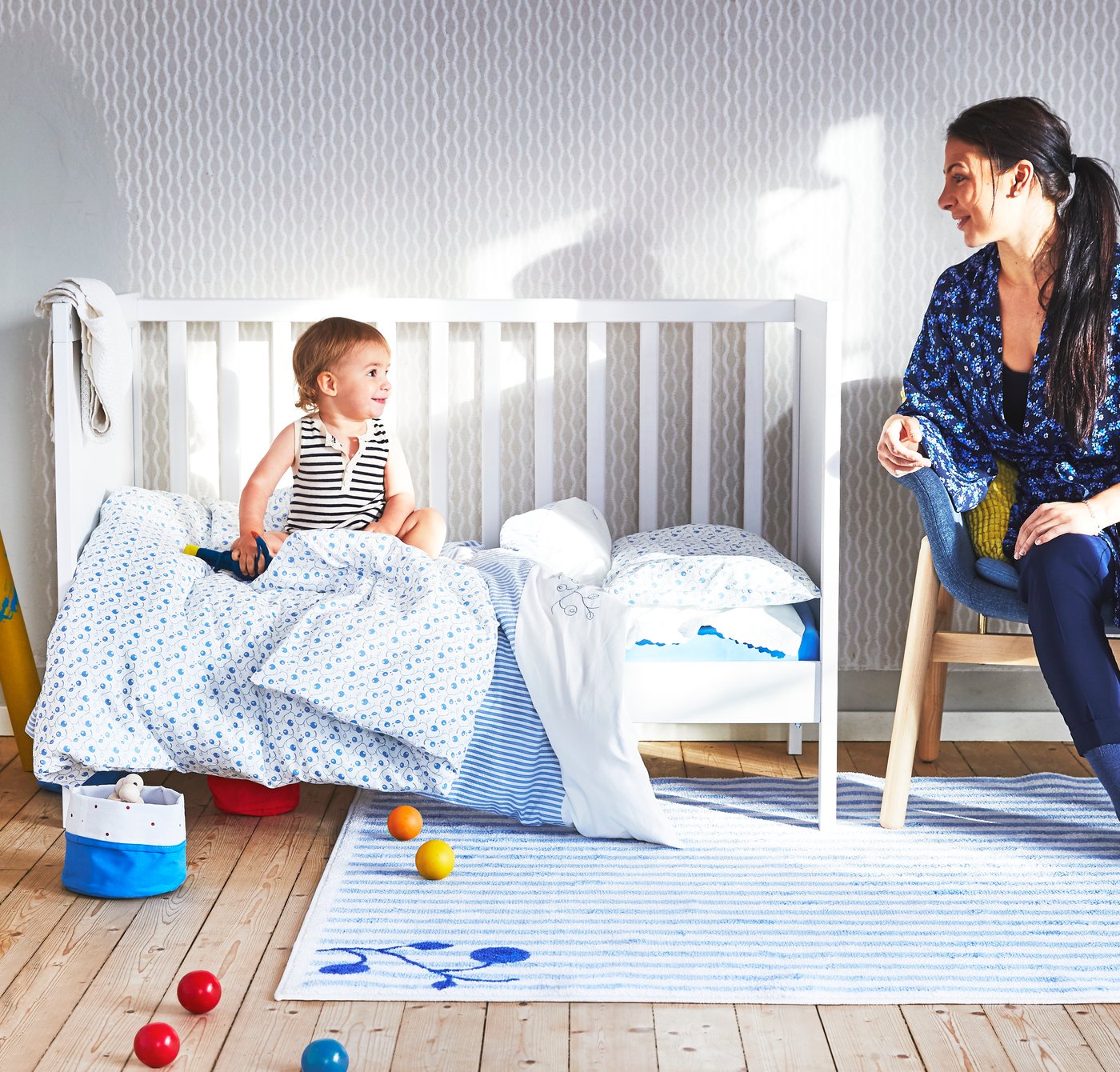 Een blauw/wit gestreept GULSPARV vloerkleed in de kinderkamer