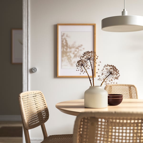 A beige BLODBJÖRK vase in the dining room