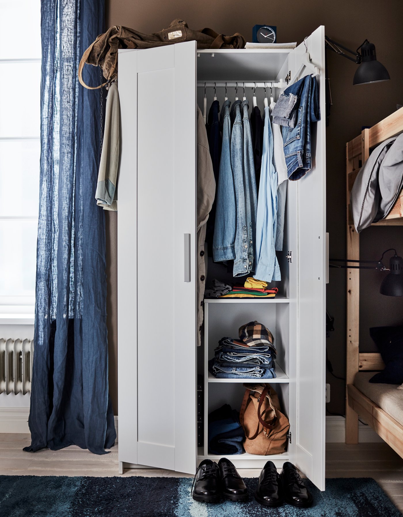 Es ist ein weißes BRIMNES Kleiderschrank mit 2 Türen zu Schlafzimmer