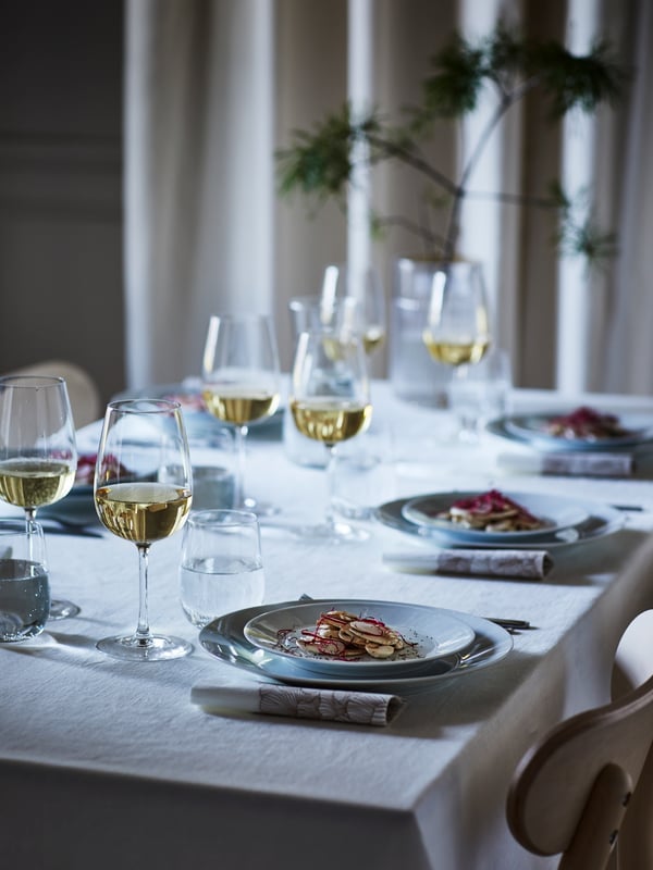 Ein wunderschön gedeckter Tisch von IKEA mit Tischwäsche aus der GULLMAJ Serie