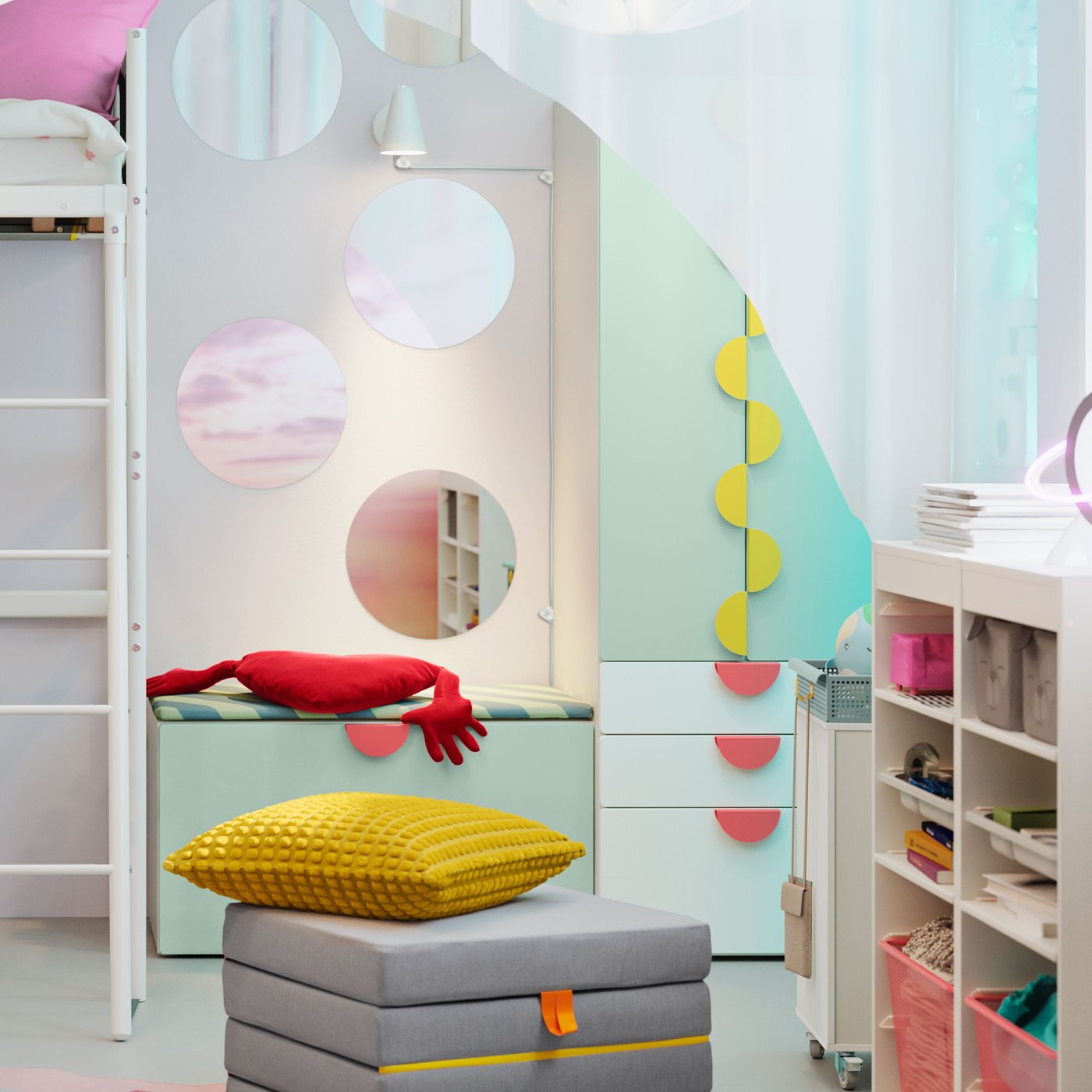 Ein VITVAL Hochbett mit Schreibtischplatte steht neben einer SMÅSTAD/PLATSA Aufbewahrungskombination mit Bank in einem Kinderzimmer.
