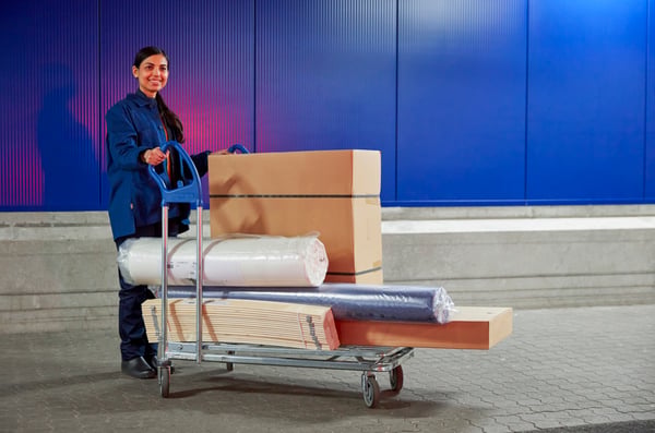zaměstankyně ikea připravující zboží do ikea boxu