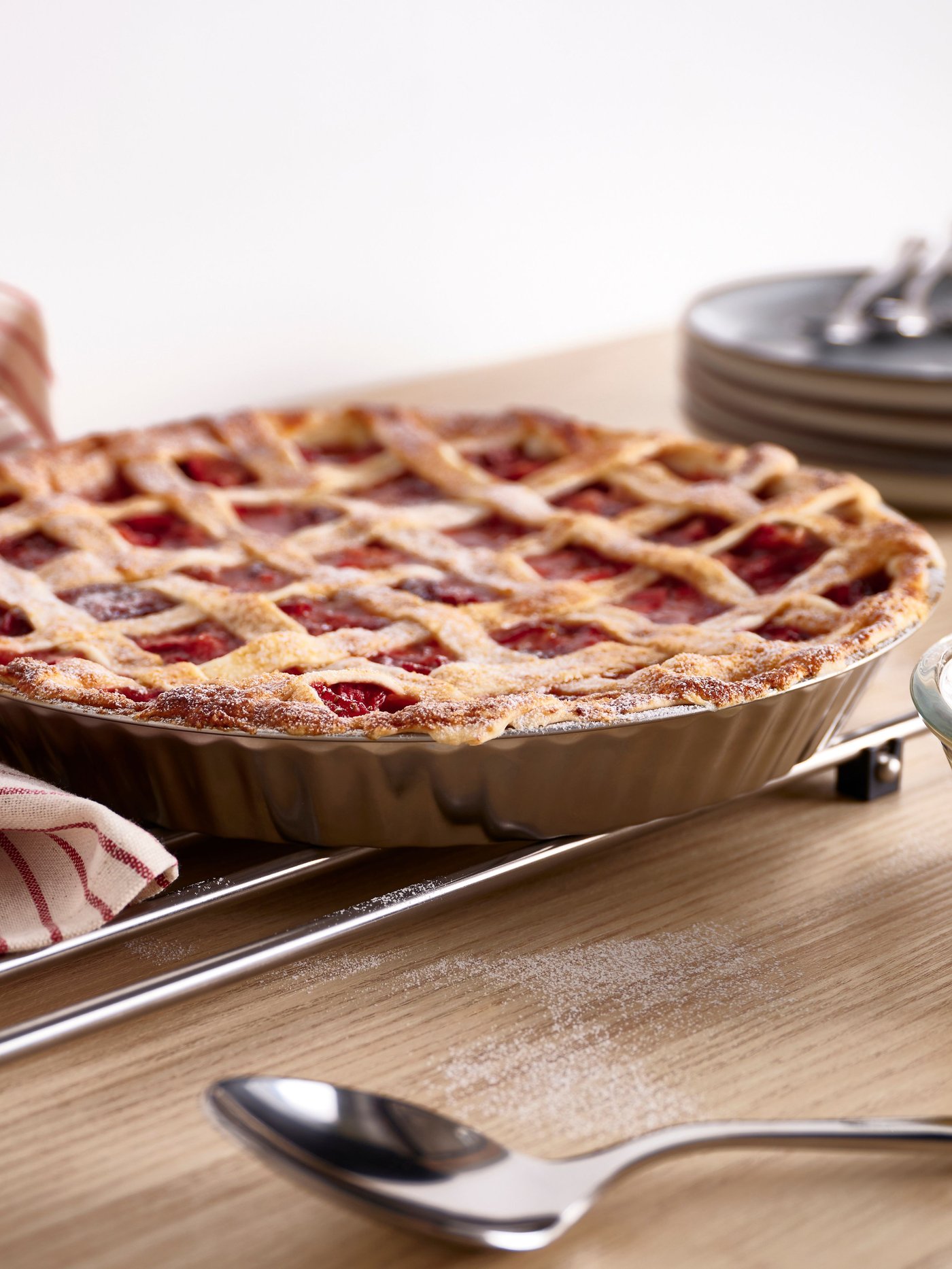 A stainless steel VINTERROCKA pie dish in the NA