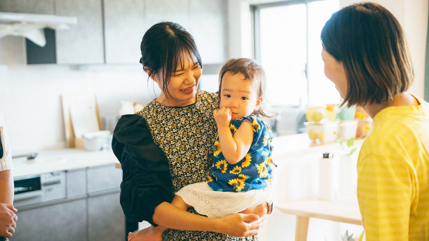 アユカさんとそのお子さん、イケアのスタッフが談笑している