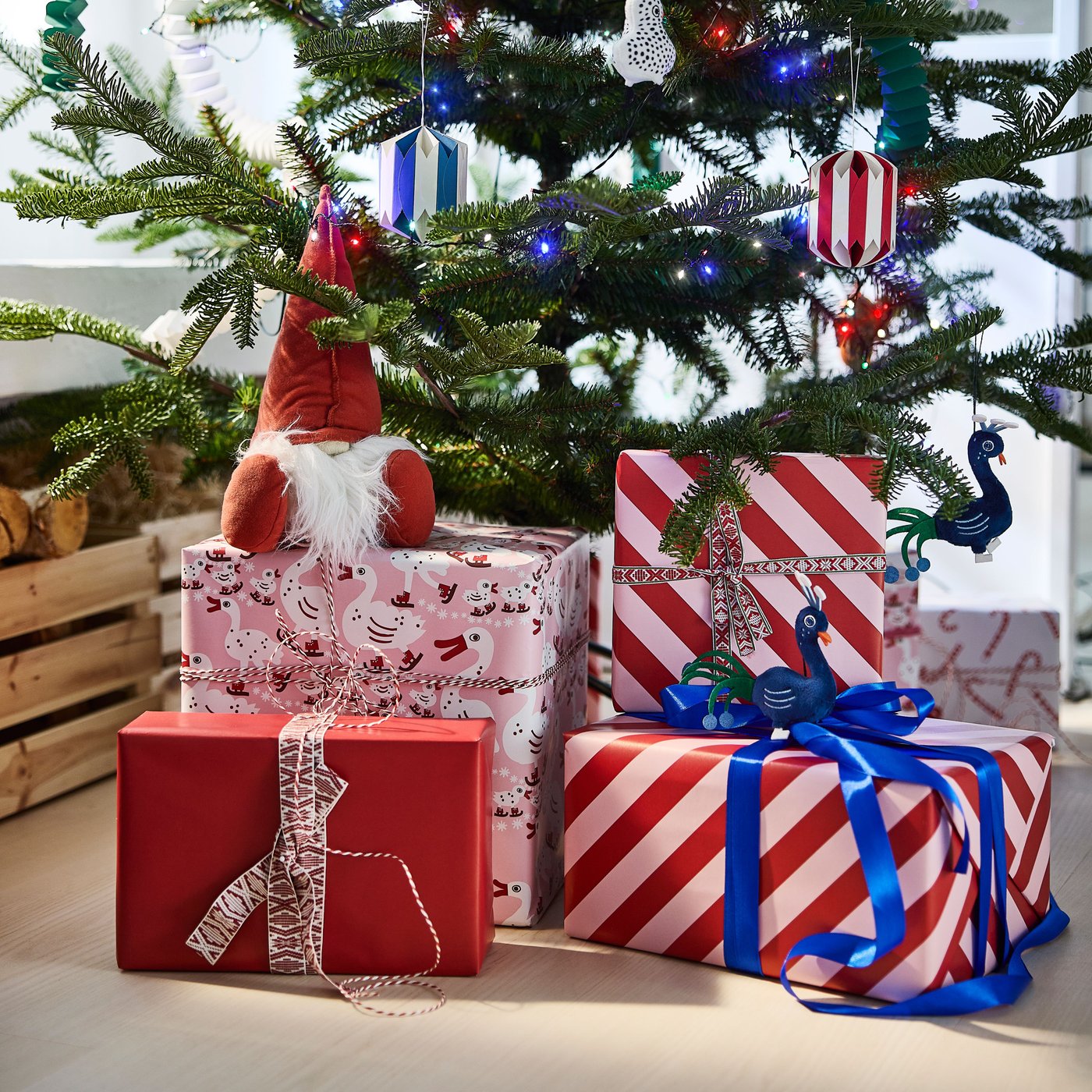 A mixed patterns pink/white VINTERFINT gift wrap roll in the living room