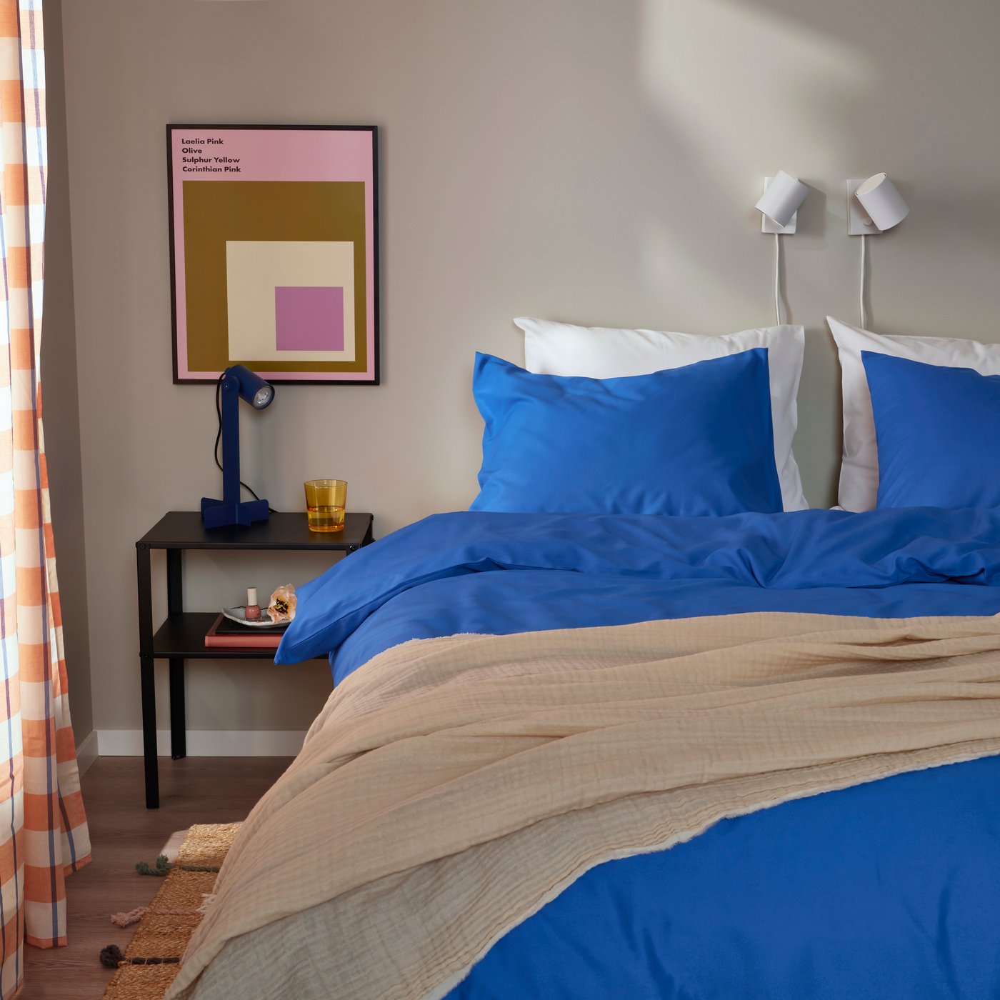 Une housse de couette bleue en PILTANDVINGE et deux taies d'oreiller.