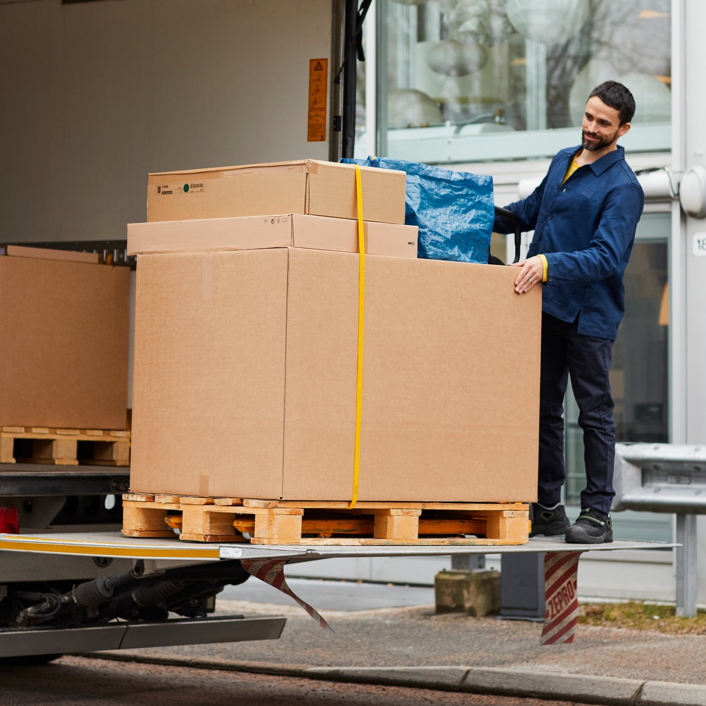 Un colaborador de IKEA descargando un camión lleno de productos