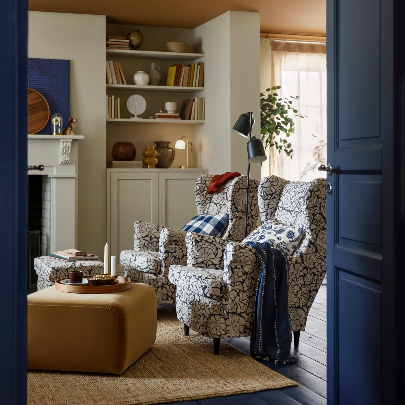 An anthracite KLÖVING floor lamp in the living room