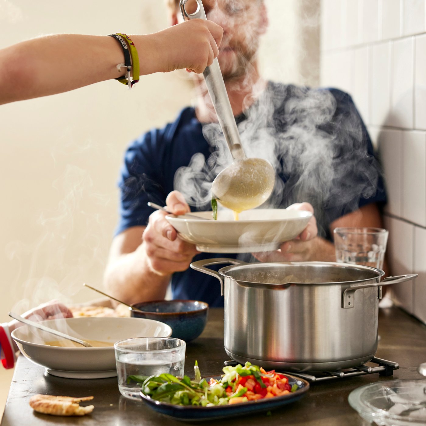 A stainless steel/glass HEMKOMST pot with lid in the kitchen